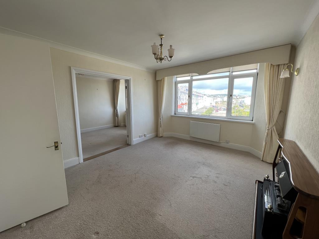 Lot: 141 - SPACIOUS APARTMENT WITH POTENTIAL FOR SUB-DIVISION WITH EXTENSIVE SEA VIEWS -